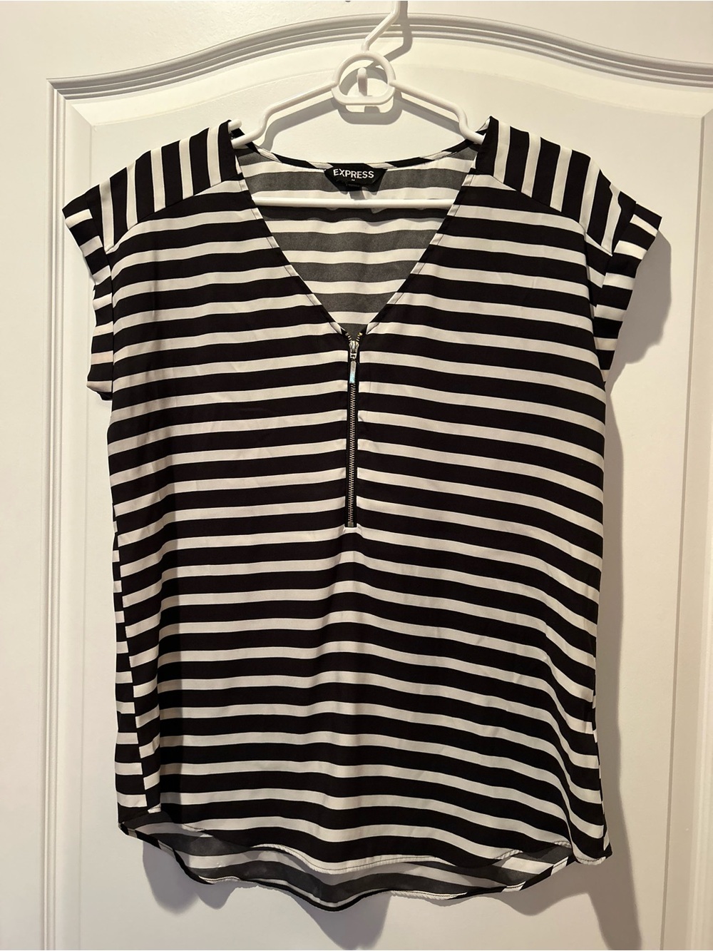 Express Women’s Black and White Striped V-Neck Zip Front Top Sz Medium